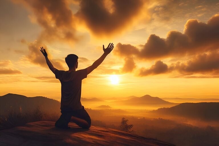 Pessoa ajoelhada em oração no alto de uma colina ao pôr do sol, com braços erguidos em fé, simbolizando entrega total a Deus em meio às pressões da vida