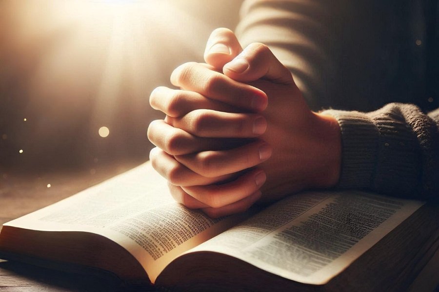  Mãos orando sobre a Bíblia, representando intercessão, fé e comunhão com Deus